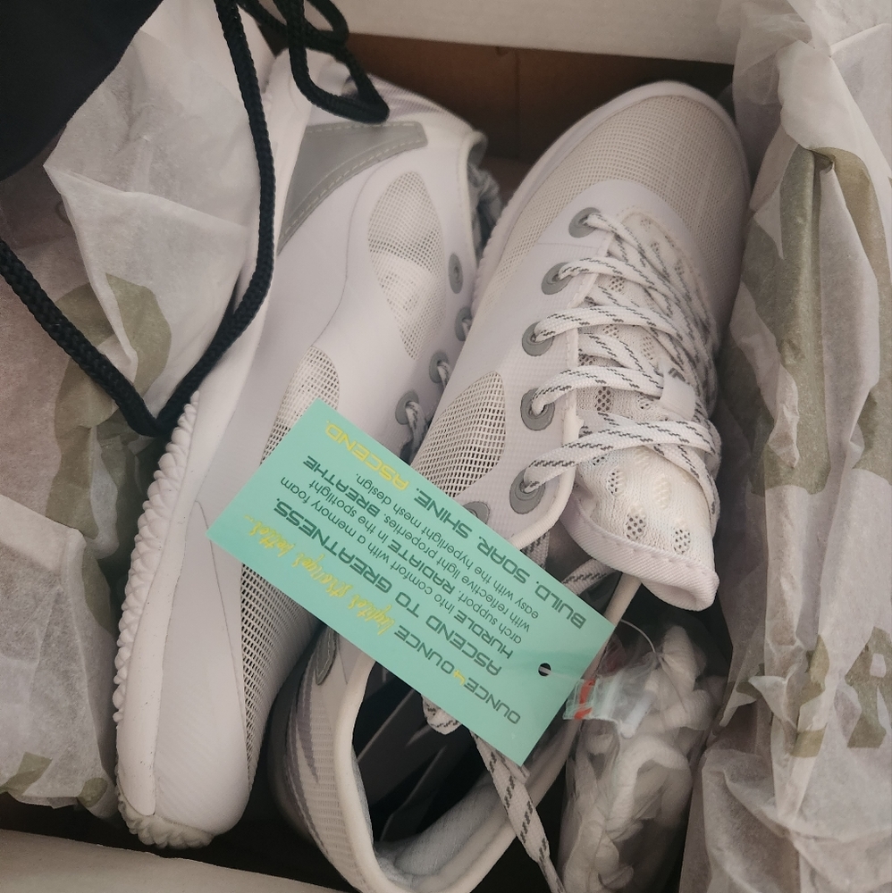 Varsity ascend size 8 cheer shoes